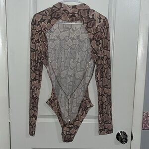 Rue 21 backless long sleeve mock turtleneck shirt w/ chain along the back size L